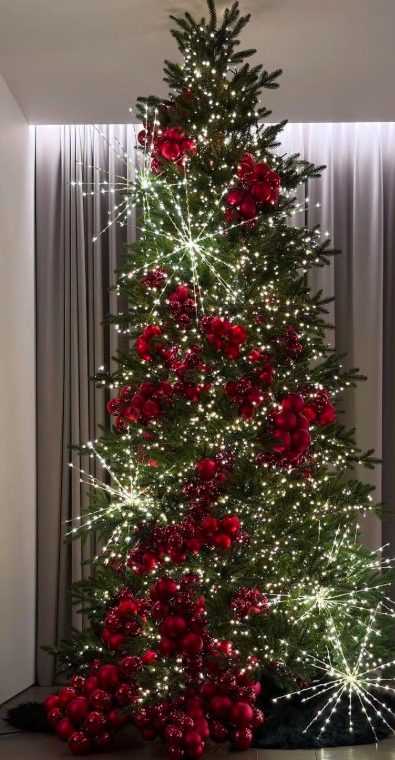 Elegant traditional holiday tree inspiration